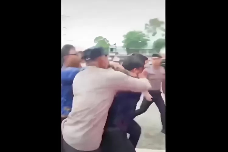 Divpropam Polri Periksa Aiptu YT, Oknum Polisi yang Viral Pukul Demonstran di DPRD Jatim